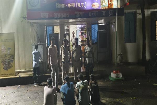 मध्यप्रदेश में साइबर अपराधियों पर शिकंजा: 10 दिनों में कई अंतर्राज्यीय गिरोह बेनकाब, दर्जनों गिरफ्तार और लाखों रुपये बरामद