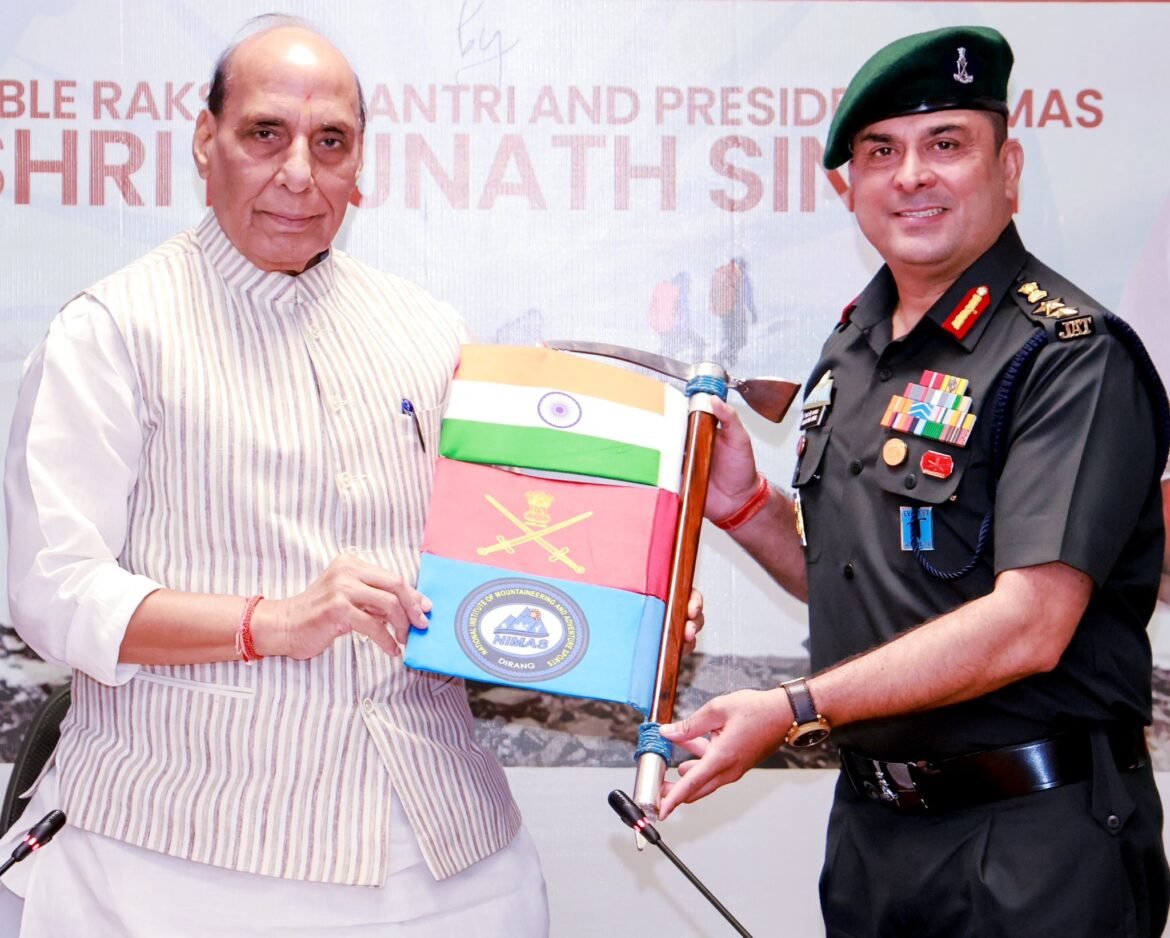 लद्दाख में भारतीय पर्वतारोहियों ने रचा कीर्तिमान, 23 दिनों में 6,000 मीटर से ऊंची 20 नई चोटियों पर फतह; रक्षा मंत्री ने किया सम्मानित