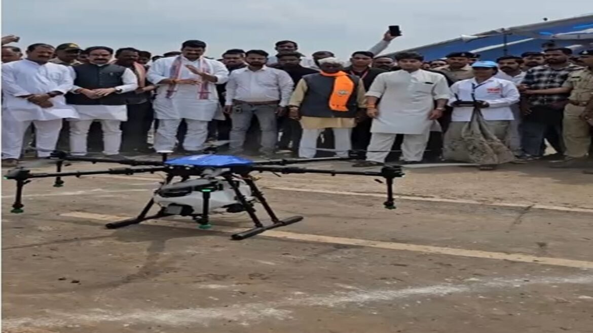 गुना में केंद्रीय मंत्री सिंधिया ने ‘नमो ड्रोन दीदी’ के साथ उड़ाया ड्रोन, महिलाओं की तकनीकी दक्षता को सराहा