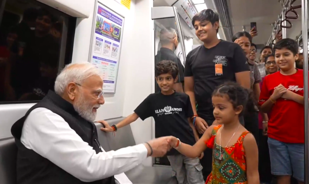 एसआरसीसी कार्यक्रम के दौरान पीएम मोदी ने की मेट्रो यात्रा, सह-यात्रियों और बच्चों से संवाद का वीडियो साझा किया