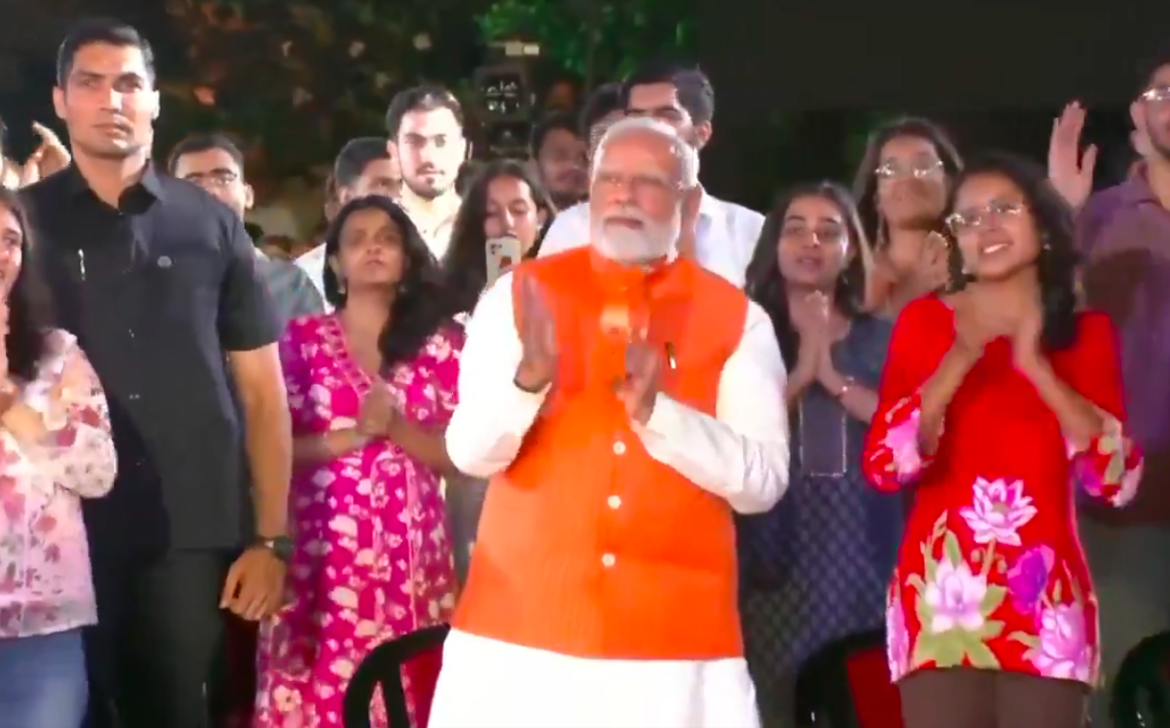 युवाओं के ‘भजन क्लबिंग’ कार्यक्रम में पहुंचे प्रधानमंत्री मोदी; दीनदयाल उपाध्याय की 110वीं जयंती पर बजाया वाद्ययंत्र