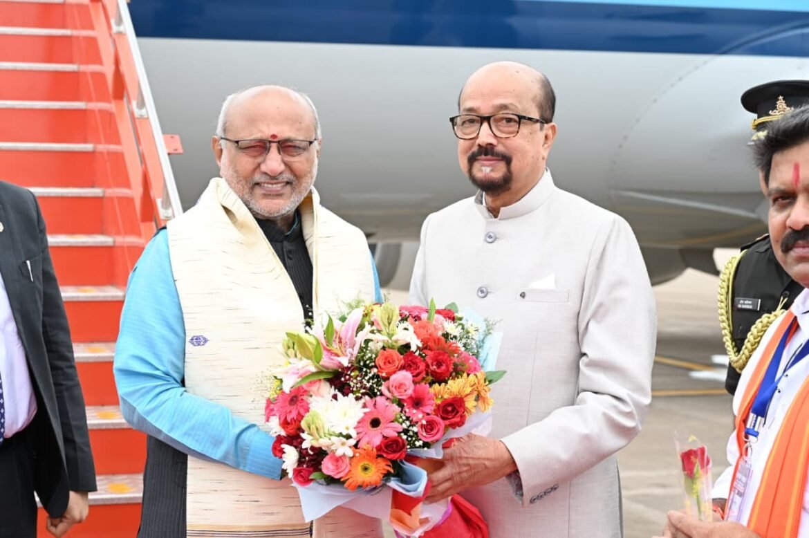 राज्यपाल श्री डेका ने उपराष्ट्रपति श्री राधाकृष्णन का किया आत्मीय स्वागत