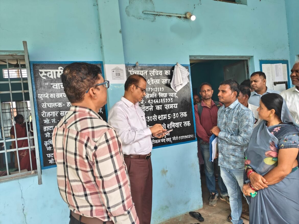 कुरूद की ग्राम पंचायतों में योजनाओं और विकास कार्यों का आयुक्त श्री तारन प्रकाश सिन्हा ने किया निरीक्षण