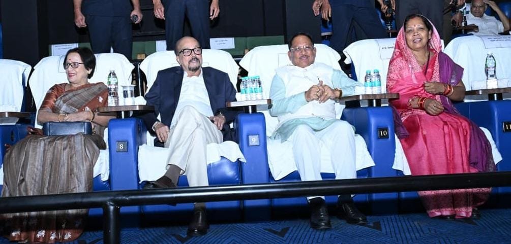राज्यपाल श्री रमेन डेका, मुख्यमंत्री श्री विष्णु देव साय और विधानसभा अध्यक्ष डॉ. रमन सिंह ने सपरिवार देखी फिल्म ‘हनुमान अंश’