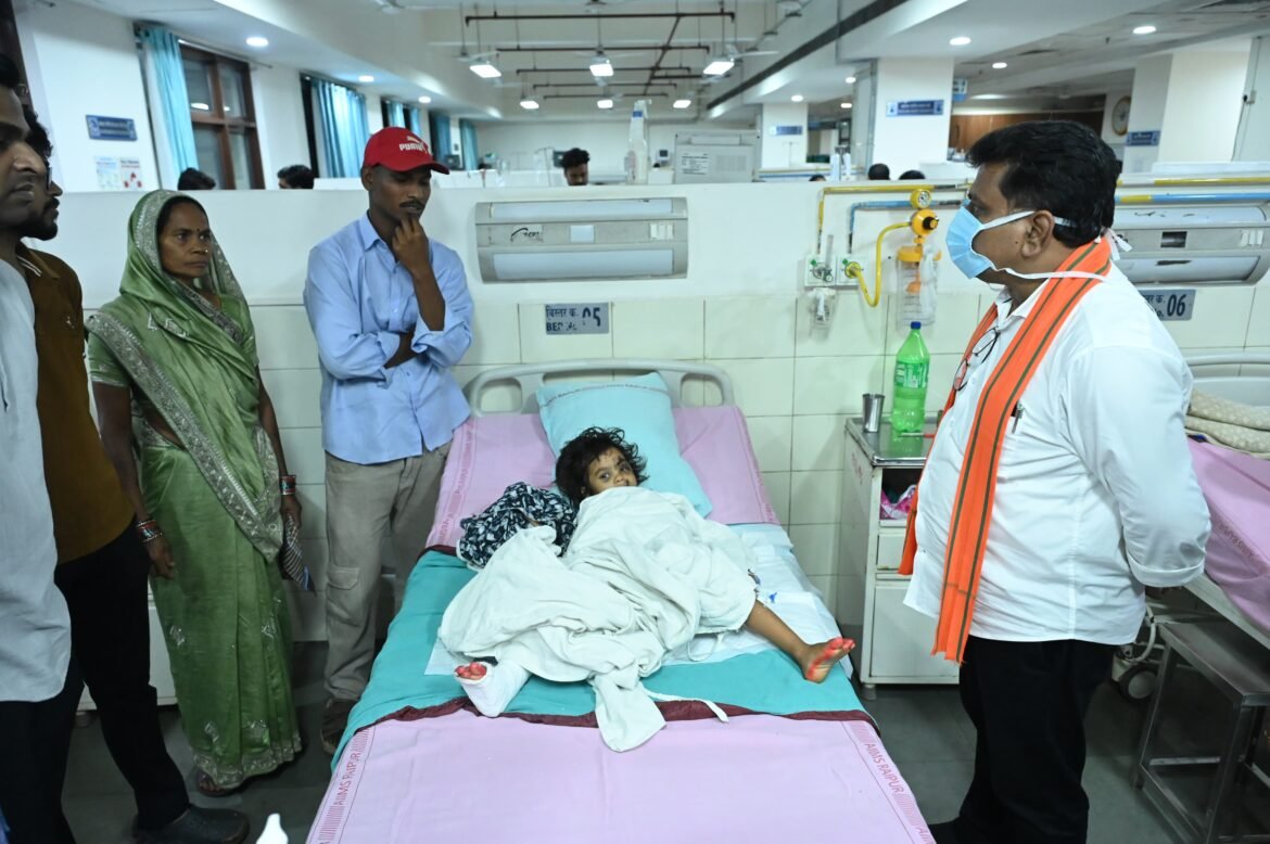 उप मुख्यमंत्री श्री विजय शर्मा ने एम्स रायपुर में महाराष्ट्र सड़क हादसे के घायलों से की मुलाकात