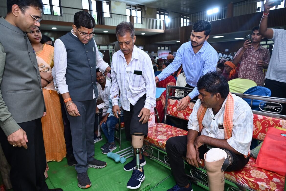 सेवा संकल्प अभियान : बलौदाबाजार में राजस्व मंत्री श्री टंक राम वर्मा ने दिव्यांगजनों को बांटे सहायक उपकरण