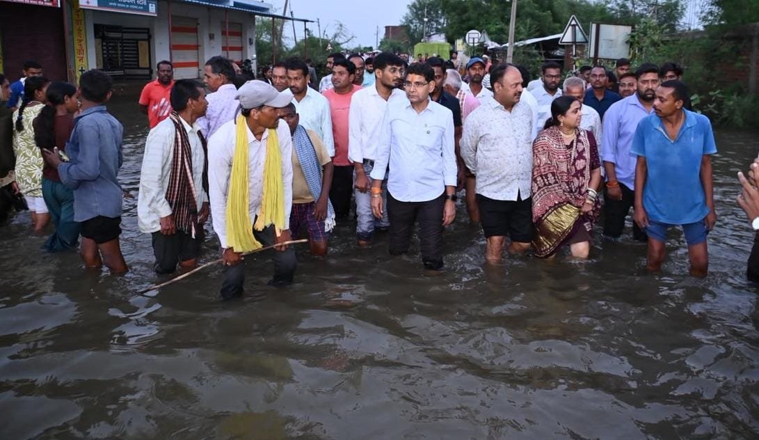बाढ़ पीड़ितों के बीच पहुंचे राजस्व मंत्री श्री टंक राम वर्मा