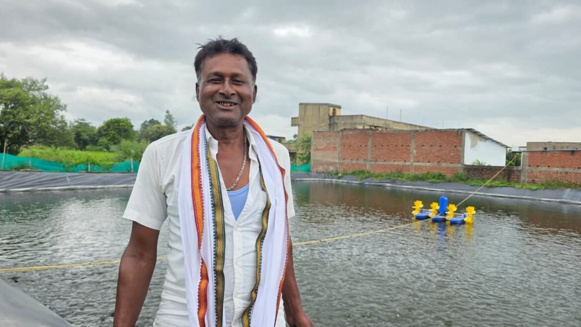 सेवा की कहानी: आजीविका डबरी से लक्ष्मी प्रसाद को मिला दोहरा लाभ, मछली पालन से आमदनी और खेती को सिंचाई का सहारा