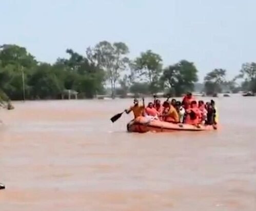 ओडिशा में बाढ़ से 13 जिले प्रभावित: मुख्यमंत्री माझी ने किया हवाई सर्वेक्षण, एक लाख से अधिक लोग राहत शिविरों में पहुंचे