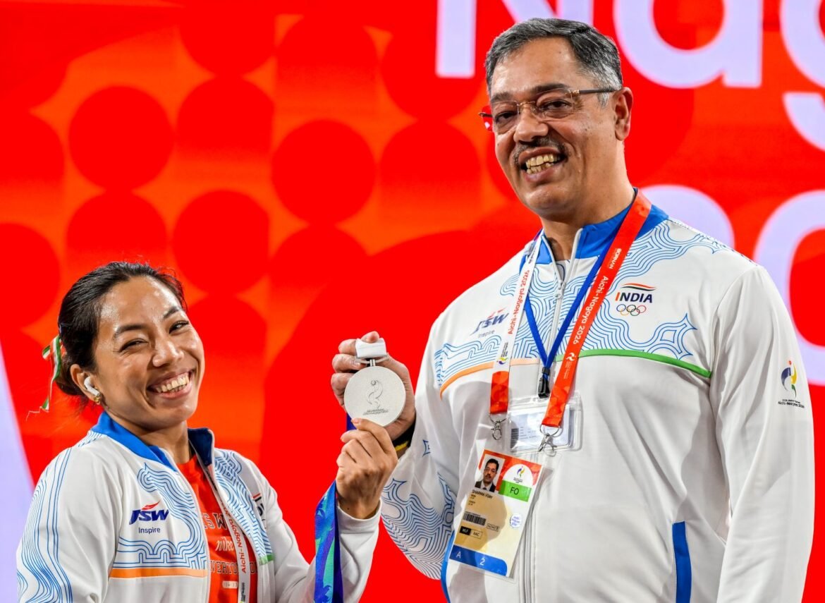 एशियन गेम्स 2026: मीराबाई चानू ने भारोत्तोलन में जीता रजत पदक, वुशू के फाइनल में पहुंचीं रोशिबिना देवी