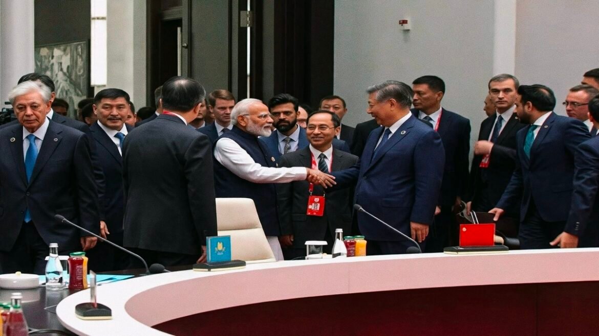 एससीओ सम्मेलन: बिश्केक में साथ दिखे प्रधानमंत्री नरेंद्र मोदी और चीनी राष्ट्रपति शी जिनपिंग