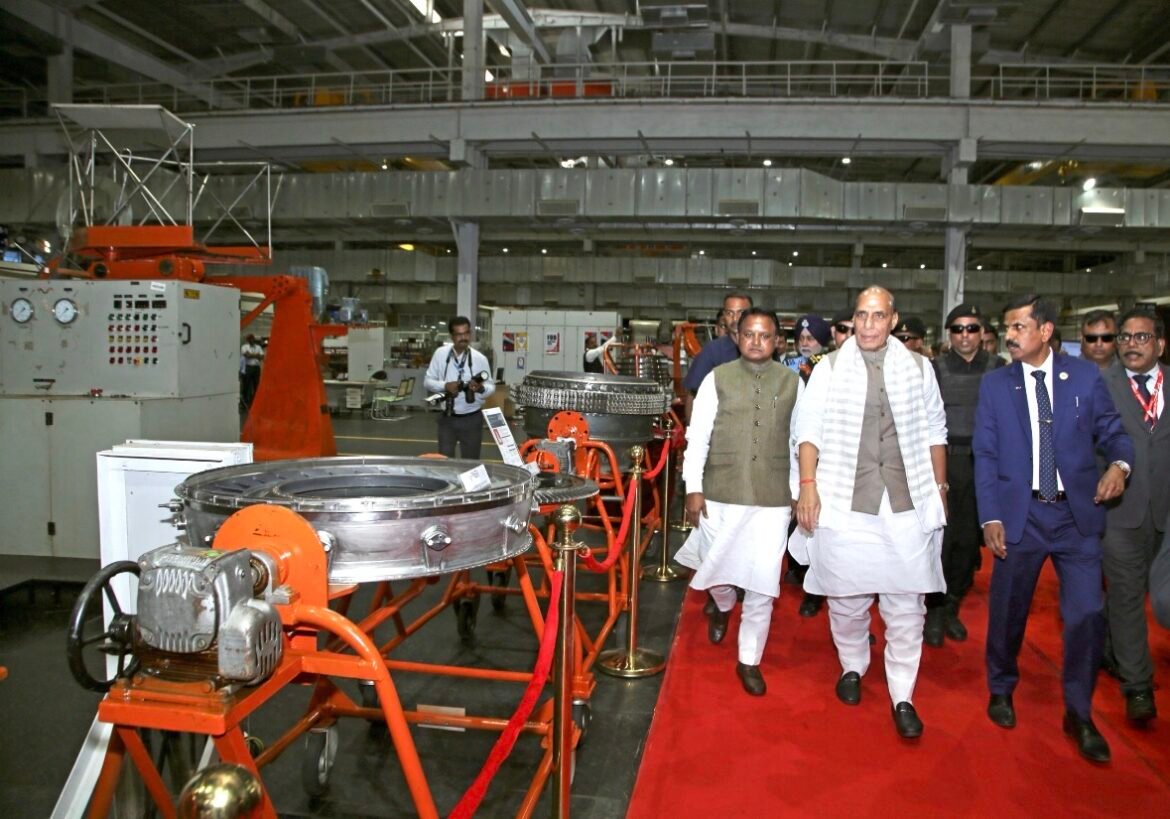 एचएएल ने सौंपा 2,000वां एयरो-इंजन, रक्षा मंत्री ने भविष्य के लिए रखा 10 हजार इंजन निर्माण का लक्ष्य