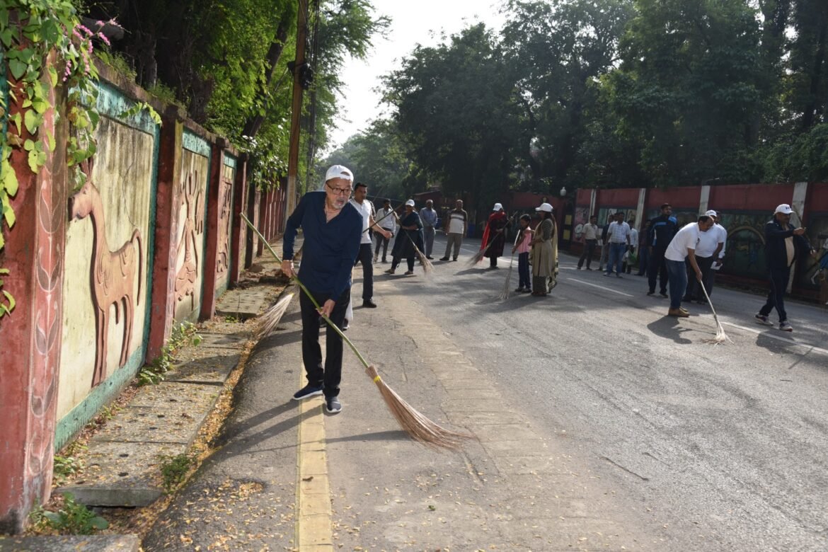 राज्यपाल श्री डेका ने गांधी जयंती पर की साफ-सफाई
