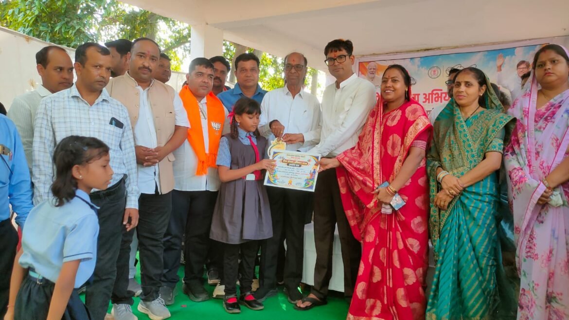 वित्त मंत्री श्री ओ.पी. चौधरी ने पंचपारा में विद्यार्थियों की प्रतिभा को सराहा