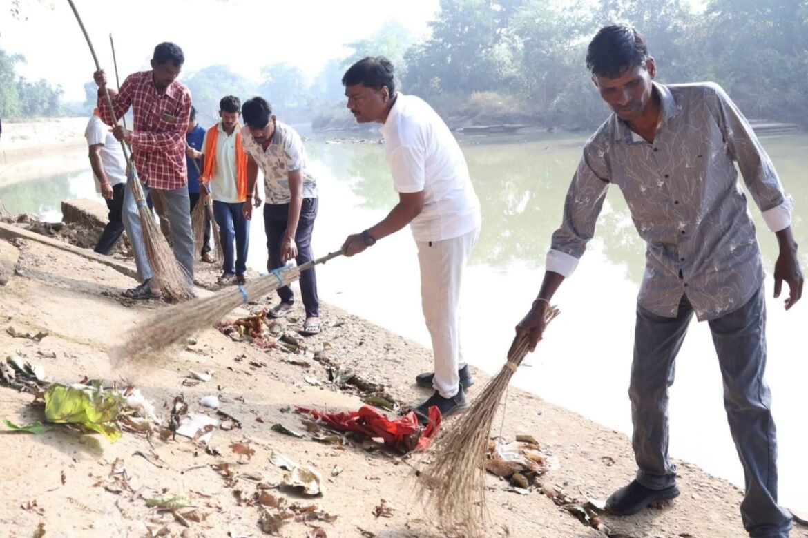रामपुर आश्रम में जनभागीदारी से चला सेवा संकल्प के साथ स्वच्छता अभियान