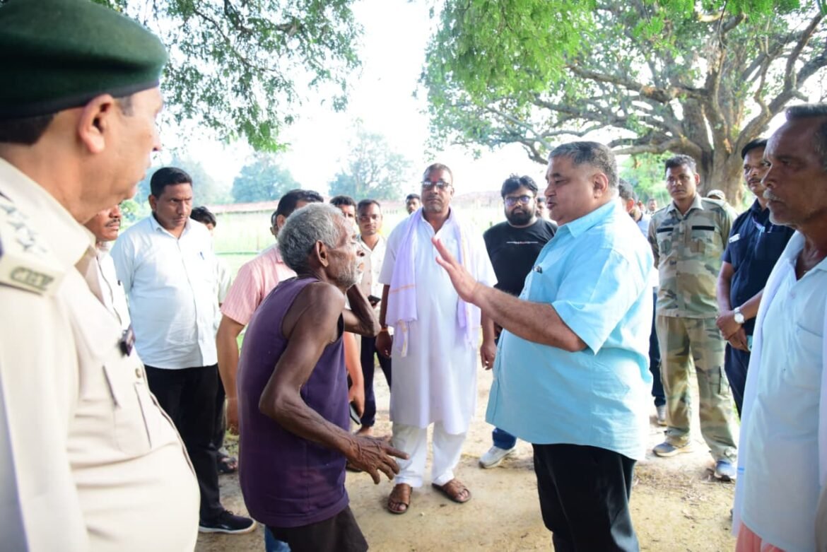 हाथी प्रभावित गांवों में पहुंचे पर्यटन मंत्री श्री राजेश अग्रवाल, ग्रामीणों से मिलकर जाना हाल, अधिकारियों को दिए त्वरित राहत के निर्देश