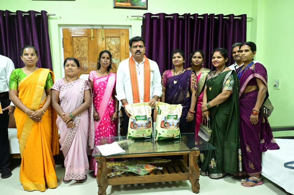 उप मुख्यमंत्री श्री विजय शर्मा से मिलीं माँ दंतेश्वरी महिला किसान उत्पादक कंपनी की सदस्य, उप मुख्यमंत्री ने एनपीओपी प्रमाणन मिलने पर दी बधाई