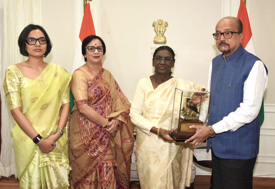 राष्ट्रपति श्रीमती द्रौपदी मुर्मु को राज्यपाल श्री रमेन डेका ने भेंट की पहाड़ी मैना की प्रतिकृति