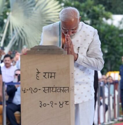 गांधी जयंती: प्रधानमंत्री मोदी और उपराष्ट्रपति ने गांधी स्मृति में बापू को दी श्रद्धांजलि, सर्व-धर्म प्रार्थना सभा में हुए शामिल